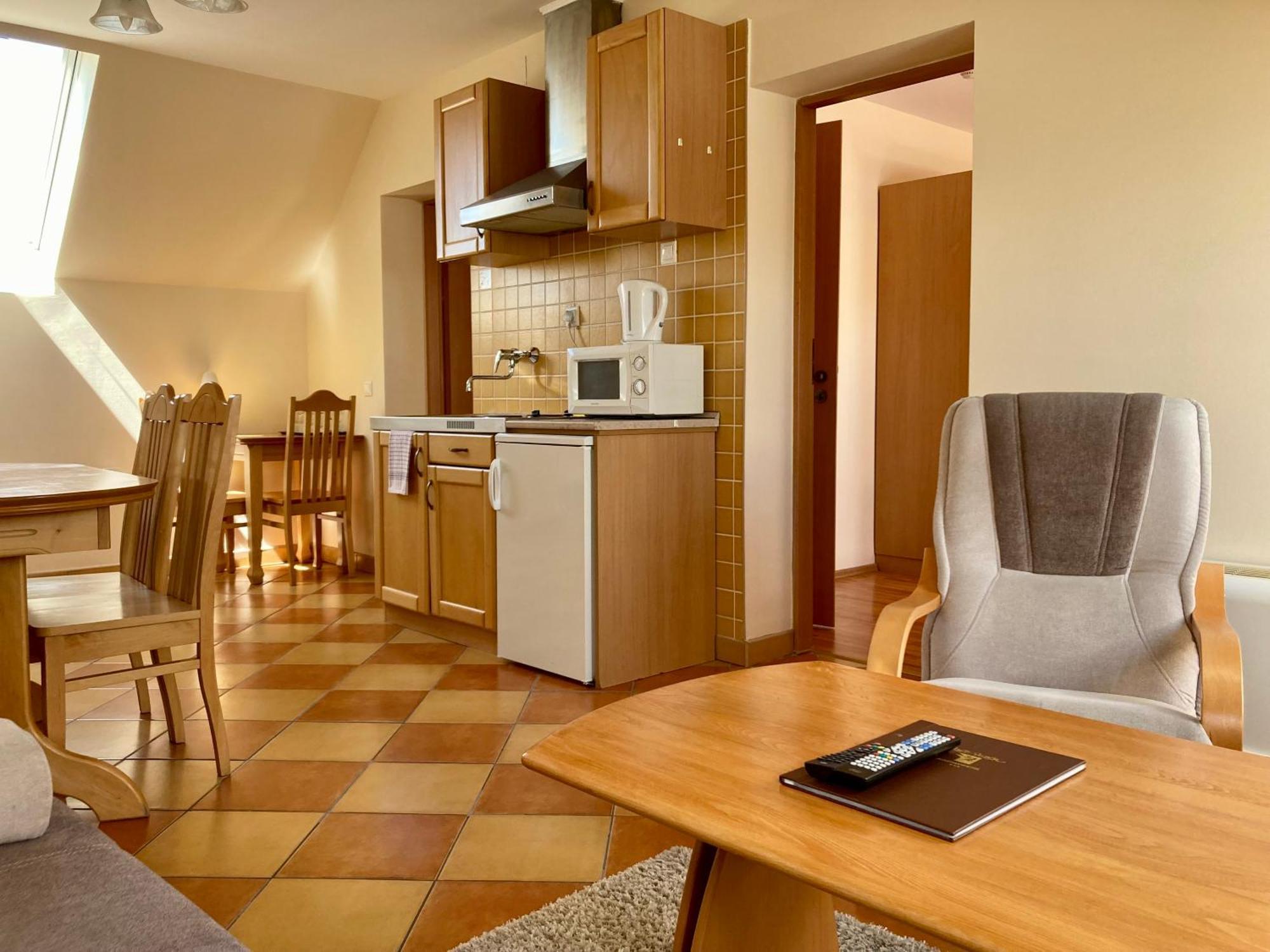 Het Vezer Apartmanhotel Komárom Exteriér fotografie