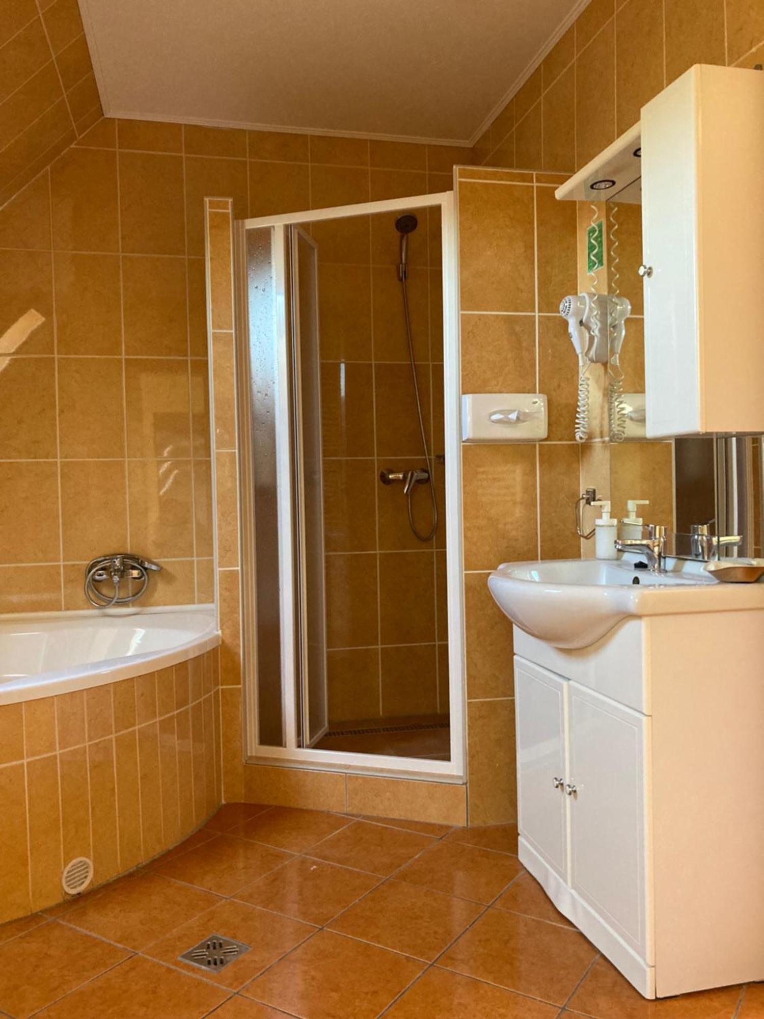 Het Vezer Apartmanhotel Komárom Exteriér fotografie