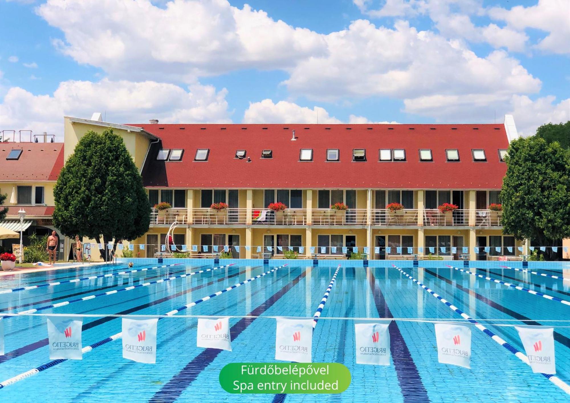 Het Vezer Apartmanhotel Komárom Exteriér fotografie